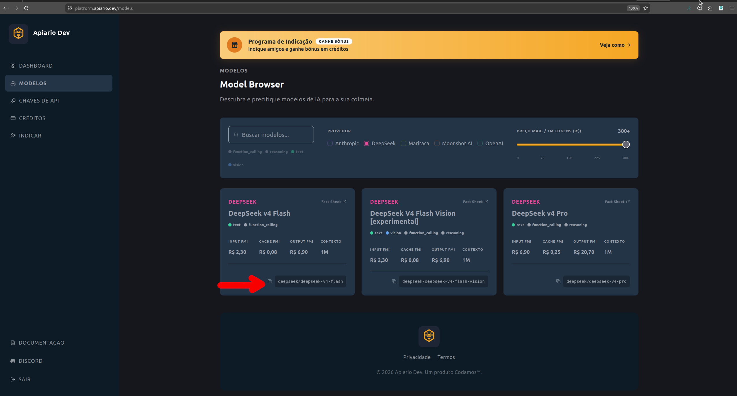 Painel de modelos do Apiário Dev filtrado por DeepSeek, com a seta vermelha apontando para o botão de copiar o Model ID